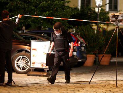 Un emigrante sirio de 27 años ha muerto este domingo al hacer estallar los explosivos que llevaba, que han dejado a 12 personas heridas, tres de ellas graves, junto a un céntrico restaurante en la ciudad alemana de Ansbach, en el estado de Baviera. En la imagen, policías en el área de la explosión de Ansbach.