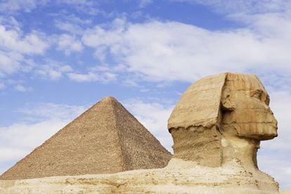 La Esfinge y la Pirámide de Keops, en Gizeh, Egipto.
