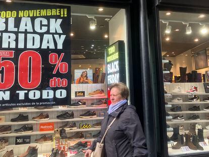 Una tienda de zapatos con descuentos por el Black Friday en el centro de Madrid el 8 de noviembre de 2023.