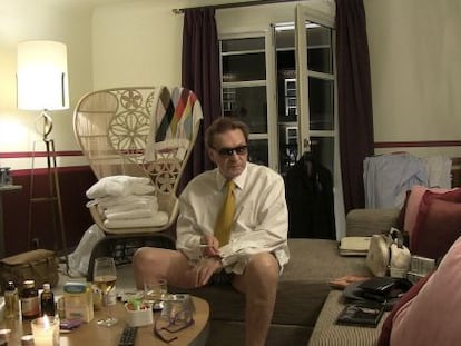 Helmut Berger, en el sal&oacute;n de su casa, en un fotograma del documental.