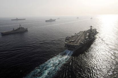Navíos de la V Flota con base en Bahréin navegan por el estrecho de Ormuz.
