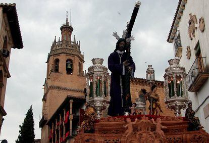 Ronda, en Málaga, cuenta con 15 procesiones realizadas por 14 hermandades. En la imagen, el desfile de la de Veracruz, en Jueves Santo.
