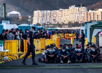 Muelle de Arguineguín (Gran Canaria), con más de 2.500 migrantes retenidos en noviembre 2020.