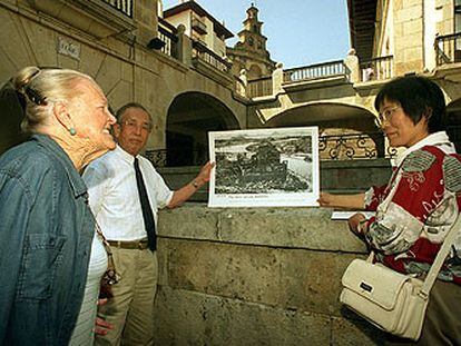 Supervivientes de Hiroshima y la vasca Miren Seijo, con una foto de Gernika destruida.