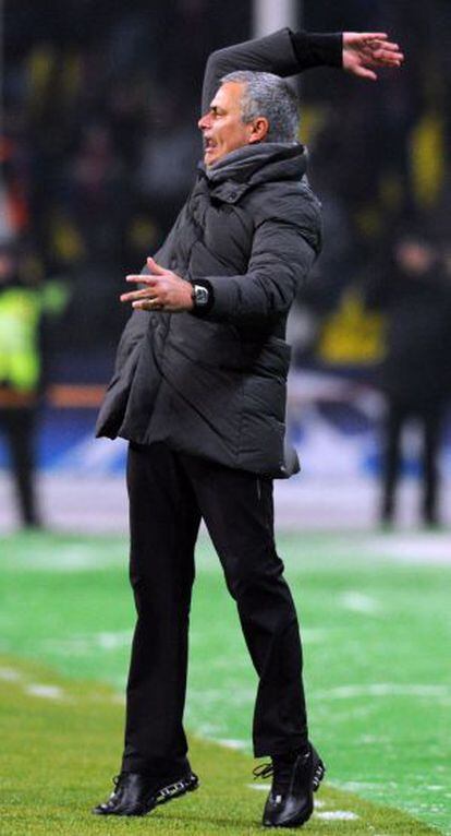 Mourinho protesta en la banda del estadio Luzhniki