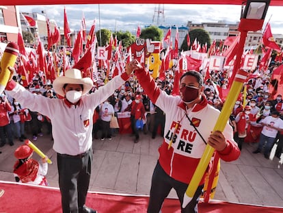 Vladimir Cerrón (derecha) y Pedro Castillo en un evento en Junín, Perú