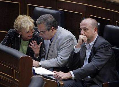 Fernández de la Vega, Corbacho y Sebastián (sin corbata), el miércoles en el Congreso.