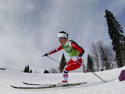 La noruega Marit Bjoergen compite en el equipo femenino de cross-country sprint clásico.