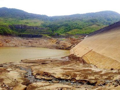 Los embalses de las represas hidroel&eacute;ctricas paname&ntilde;as muestran una severa escasez de agua. (Fotograf&iacute;a cedida por el peri&oacute;dico &#039;La Estrella&#039;, de Panam&aacute;)