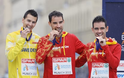De izquierda a derecha, Perseus Karlstrom de Suecia (plata), Álvaro Martín (oro) y Diego García (bronce) con las medallas.