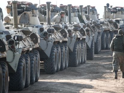 Ejercicios militares rusos con vehículos anfibios, el 18 de octubre en la península ucrania de Crimea, que Rusia se anexionó en 2014.