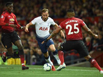 Harry Kane, entre Pogba y Valencia en el Manchester United-Tottenham (0-3) del pasado lunes.