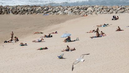 Bañistas en la playa de Santa María de Cádiz.