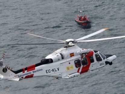 Un helic&oacute;ptero de Salvamento Mar&iacute;timo auxilia a los tripulantes de un pesquero al incendiarse frente a Barcelona.