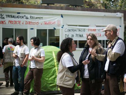 Trabajadores en huelga del zoo en las puertas del parque.