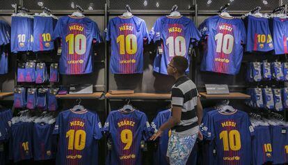 Camisetas de Messi y Luis Su&aacute;rez, en la tienda del FCB en el Camp Nou. 