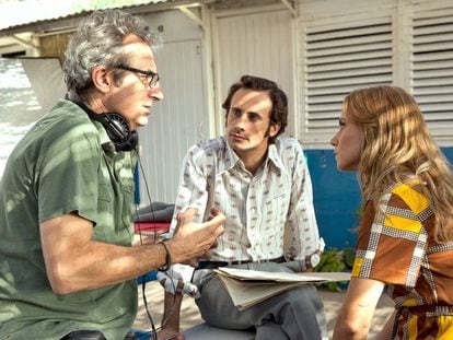 Mariano Barroso, Oriol Pla y Aura Garrido en el rodaje de 'El día de mañana'. En vídeo, el tráiler de la serie.