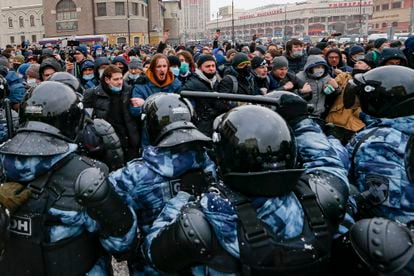 Los antidisturbios cargan contra los manifestantes en una manifestación en apoyo a Alexéi Navalni, el pasado domingo en Moscú.