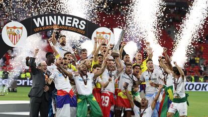 Los jugadores del Sevilla celebran el triunfo.