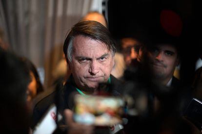 El expresidente Jair Bolsonaro conversa con los medios en Belo Horizonte (Minas Gerais), este viernes.