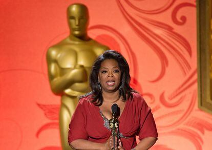La presentadora y actriz Oprah Winfrey recibe un Oscar honorífico en Los Ángeles con motivo de su labor humanitaria.
