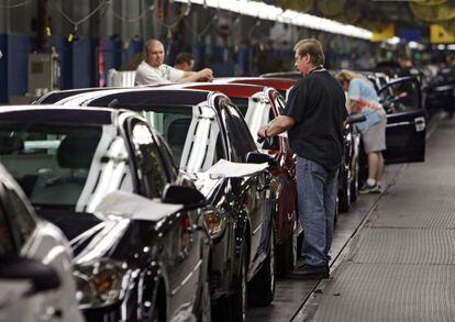 Empleados de General Motors en la planta de Lordstown (Ohio), donde se fabrica el Chevy Cobalt