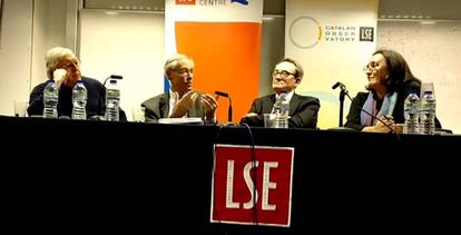 Paul Preston, John H. Elliot, Felipe Fernández-Armesto y la moderadora Contxa Rodríguez, ayer en la London School of Economics.