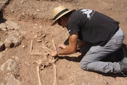 Excavación de la tumba 19 de la necrópolis visigoda de Cubillejo.