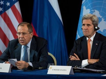 El secretario de Estado estadounidense, John Kerry (d) y el ministro de Exteriores ruso, Sergei Lavrov (i) participan hoy, jueves 11 de febrero de 2016, en una conferencia de prensa tras la reuni&oacute;n del Grupo Internacional de Apoyo a Siria (ISSG) en Munich (Alemania).