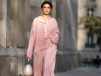 La bloguera e 'influencer' Katie Giorgadze con pijama rosa de J’amemme por las calles de París (Francia). GETTY IMAGES.