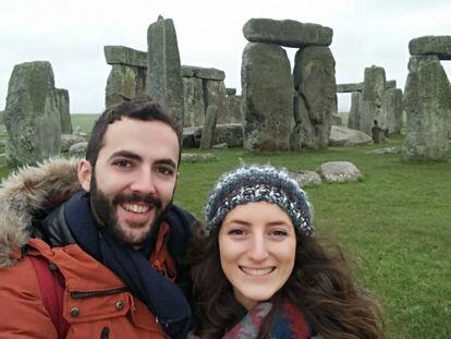 Carlos Martínez y Marta Flores, profesores residentes en Londres, durante una visita al Stonehenge.