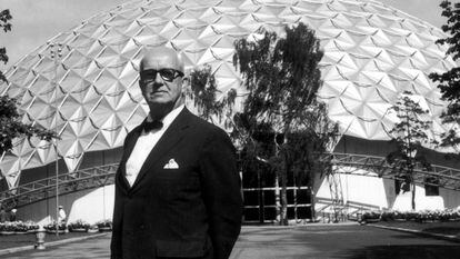 circa 1960:  American architect and inventor Richard Buckminster Fuller (1895 - 1983) posing in front of a geodesic dome, the design of which he invented.  (Photo by Hulton Archive/Getty Images)