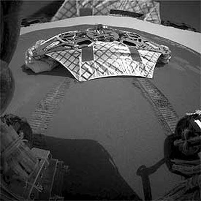 Imagen enviada por el robot de la NASA en la que se observa el rastro dejado en el suelo marciano.