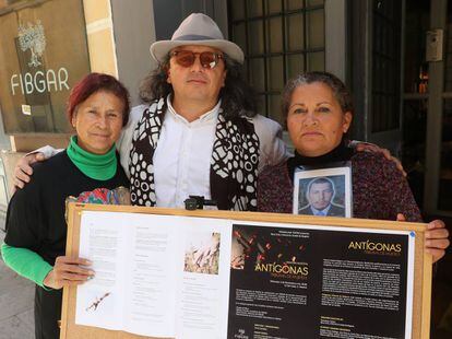 María Ubilerma (izquierda) y Luz Marina perdieron a sus hijos a manos del Ejército colombiano. En el centro, Carlos Satizábal, que ha convertido su tragedia en una obra de teatro.