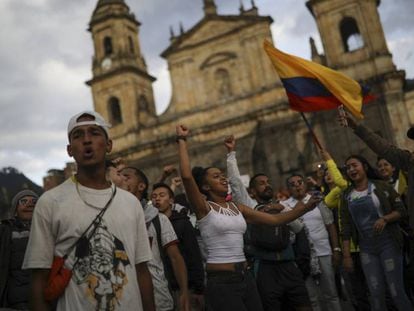 Manifestantes contra el Gobierno de Iván Duque en la Plaza de Bolívar de Bogotá. En vídeo, las declaraciones del presidente tras una reunión con alcaldes y gobernadores.