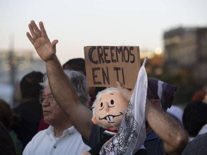 Un seguidor de López Obrador en el Zócalo, este sábado. 