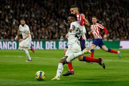 Vinicius en una acción con Koke durante el partido entre el Real Madrid y el Atlético de Madrid, este sábado.
