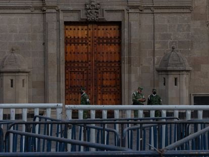 Vallas y personal militar a las puertas de Palacio Nacional.