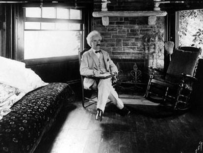 Mark Twain, fotografiado en su casa en plena tarea literaria.