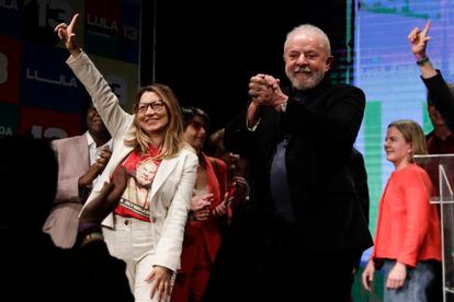 El candidato y expresidente Lula da Silva festeja su triunfo en la primera vuelta de las elecciones junto a su esposa Rosangela 'Janja' Silva, en São Paulo, este domingo. El candidato del Partido de los Trabajadores ganó con 48,3% de los votos, por 43,2% de Jair Bolsonaro, del Partido Liberal.
