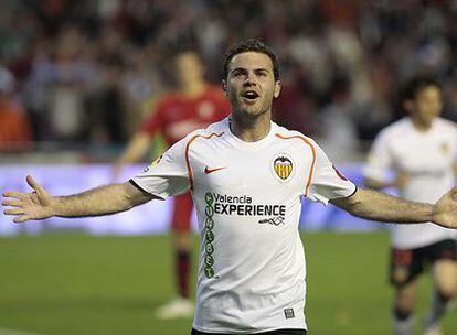Mata celebra un gol con el Valencia.