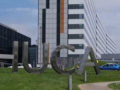 Vista de la entrada del Hospital Universitario Central de Asturias este domingo.