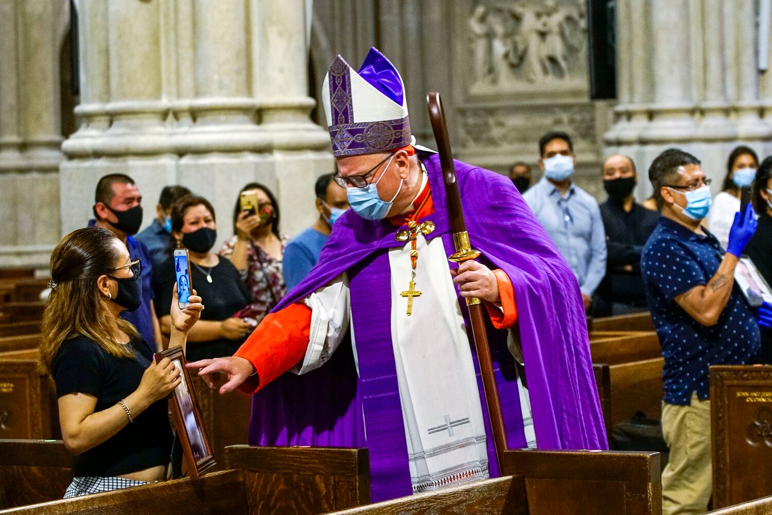 El arzobispo de Nueva York, Timothy Dolan, bendice una foto de un durante la misa en la Catedral de San Patricio.