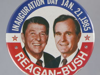 Pin de la campaña presidencial estadounidense de 1984 que muestra a Ronald Reagan y George H. W. Bush.