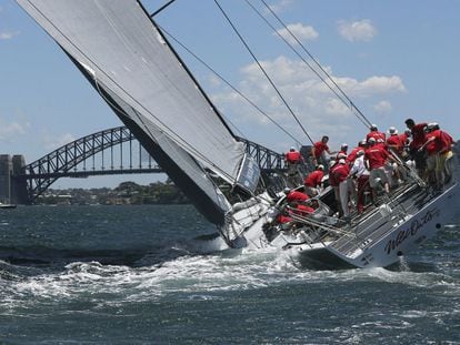 Un velero compite en una regata en la costa de Sydney (Australia).