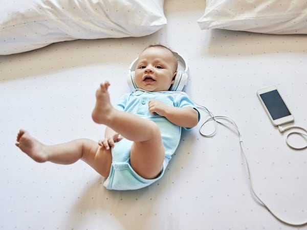 Un bebé disfruta de la música.