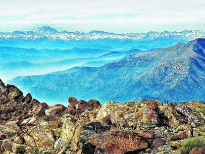 La cordillera de los Andes vista desde la cumbre del cerro La Campana, en la regi&oacute;n de Valpara&iacute;so, en el centro de Chile. 