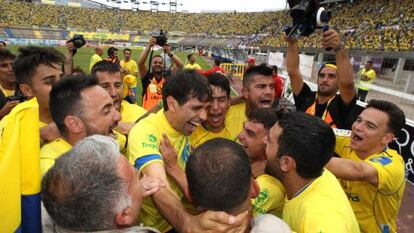 Juan Carlos Valerón celebra el ascenso con sus compañeros.