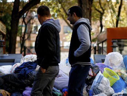 Basura acumulada ayer en una calle de Parla tras una semana de huelga encubierta.