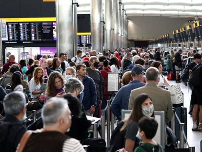 Pasajeros en la Terminal 2 del aeropuerto londinense de Heathrow, el pasado 27 de junio.